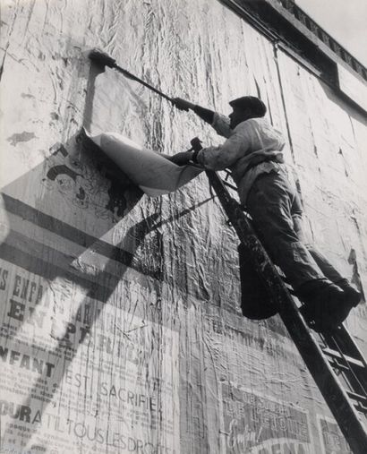 MARTIN André
COLLEUR D'AFFICHES. Paris, circa...