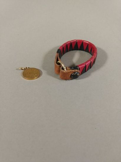 HERMES Bracelet en cuir noir et rouge On...