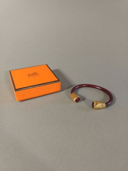 HERMES Bracelet en cuir bordeaux et vermeil...