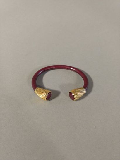 HERMES Bracelet en cuir bordeaux et vermeil...