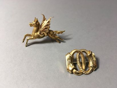 Broche chimère en or jaune 750‰. 
On joint...