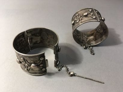 Paire de manchettes en argent (bas titre),...