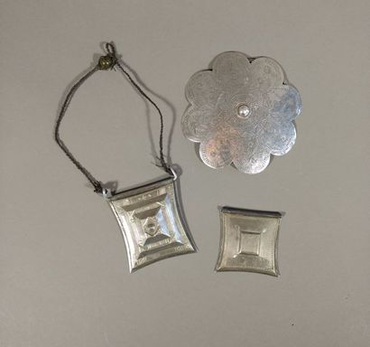 Ensemble de trois pendentifs Tshérot -TOURAREG
En...