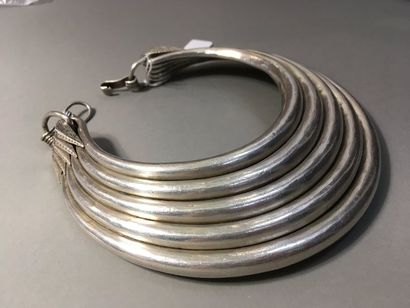 Collier ras du cou à cinq rangs
En argent...
