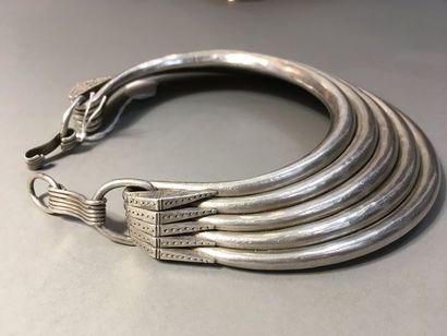 Collier ras du cou à cinq rangs
En argent...