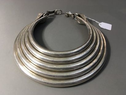 Collier ras du cou à cinq rangs
En argent...