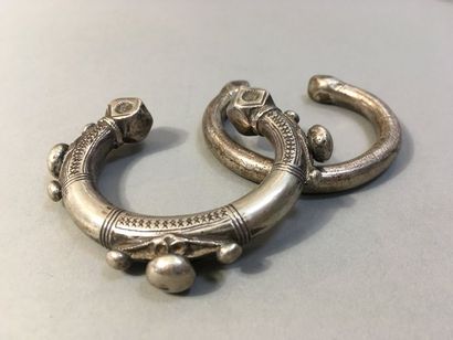 Ensemble de deux bracelets africains en argent...