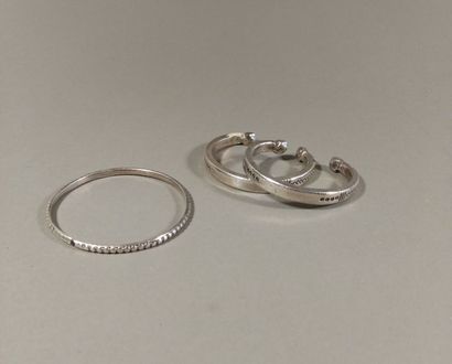 Ensemble de trois bracelets en argent (dont...