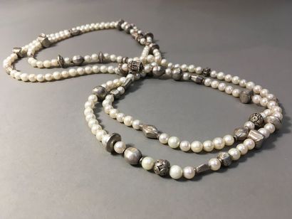 Grand collier double rangs en perles et argent...
