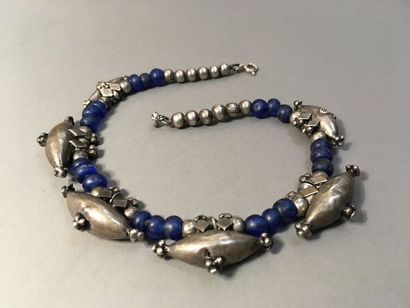 Collier en argent (bas titre) et perles de...