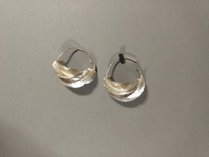 Paire de boucles d'oreilles torsadées en...