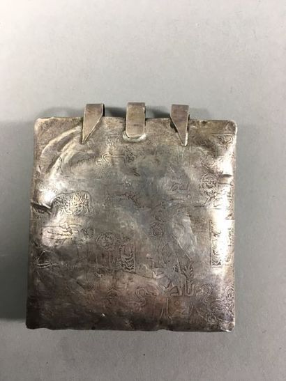Pendentif en argent 800°°, de forme carrée,...