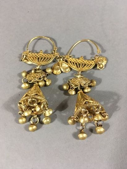 Paire de boucles d'oreille pendantes à décor...