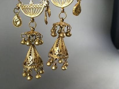 Paire de boucles d'oreille pendantes à décor...
