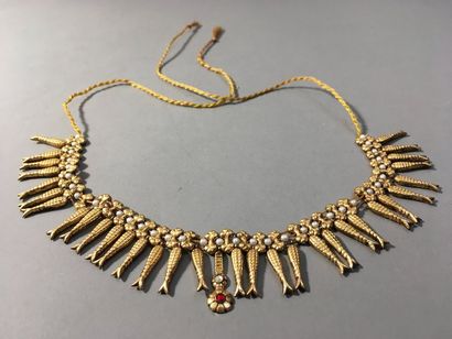 Collier orné de perles en forme de poisson,...