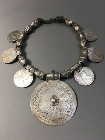 Collier à pièces en argent 800°°
Poids brut...