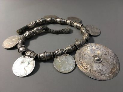 Collier à pièces en argent 800°°
Poids brut...