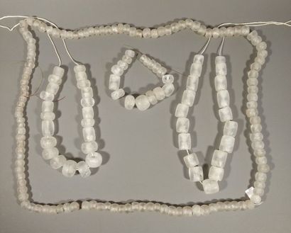 Ensemble de trois colliers et un bracelet...