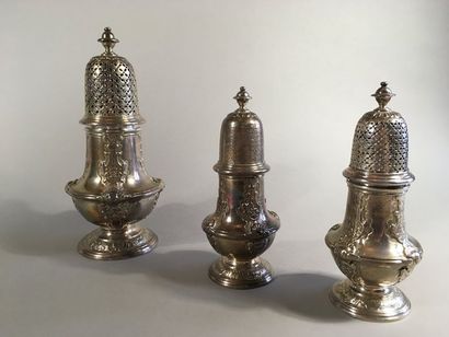 Trois saupoudreuses balustre en argent anglais...