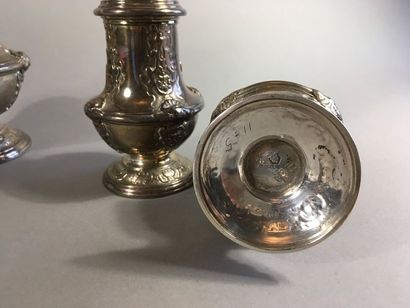 Trois saupoudreuses balustre en argent anglais...