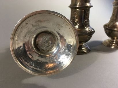 Trois saupoudreuses balustre en argent anglais...