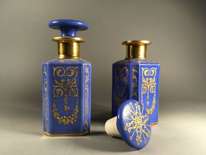 Paire de flacons à parfum En porcelaine,...