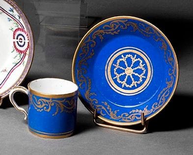SÈVRES Gobelet litron et sa soucoupe en porcelaine...