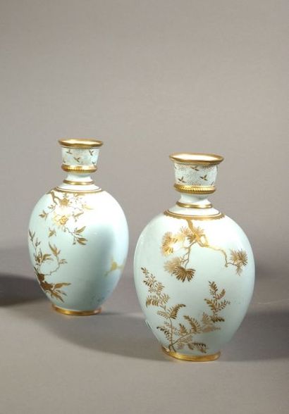 ROYAL CROWN DERBY Paire de petits vases de...