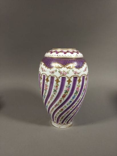 Grand vase en porcelaine A décor polychrome...