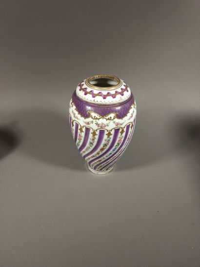 Grand vase en porcelaine A décor polychrome...