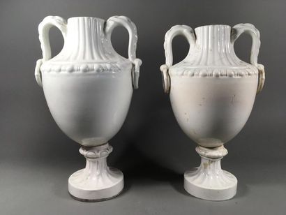 Paire de vases en porcelaine blanche de forme...