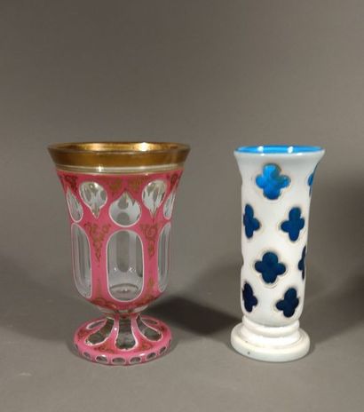 CLICHY Ensemble d un verre à pied et d un...