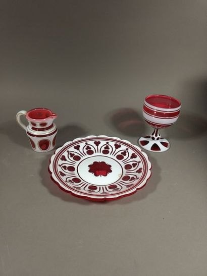 Ensemble de trois pièces en overlay rouge...