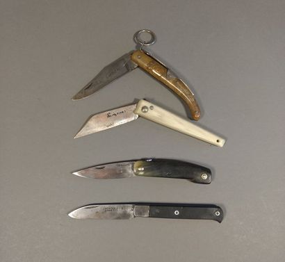 Ensemble de quatre couteaux pliants : CORSE...
