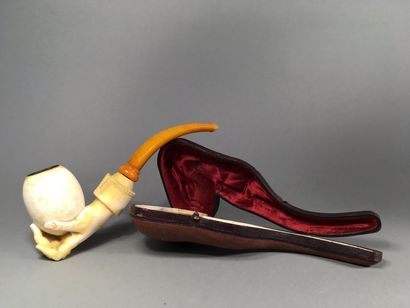 Pipe en écume de forme courbe A fuigure d...
