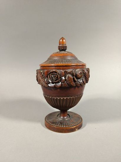 Coupe couverte en bois sculpté A décor de...