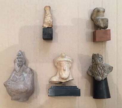 Lot de cinq éléments archéologiques