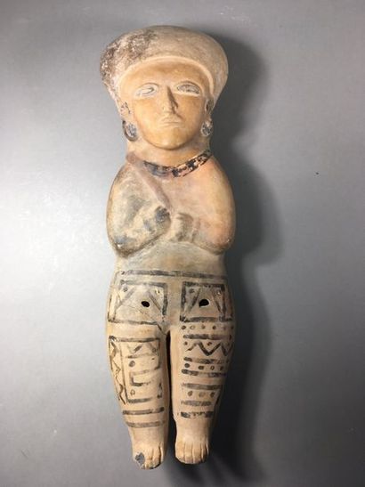 Personnage les mains ramenées sur le torse...