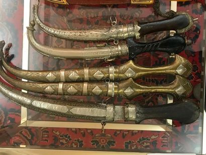 MAROC - Lot de cinq koumiyas En bois et métal...