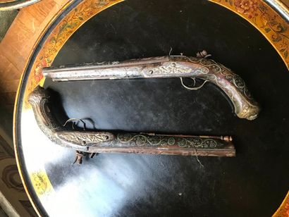 Paire de pistolets arabes à filets de laiton...