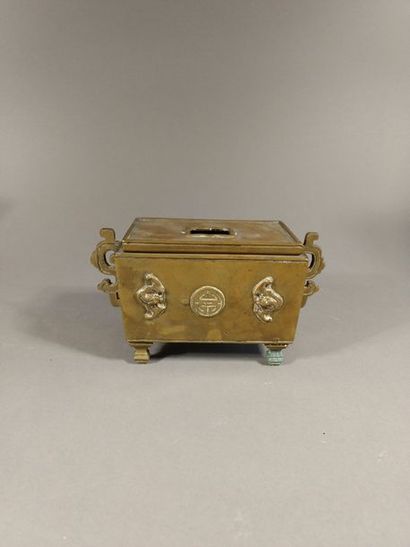 CHINE - Petit brûle parfum couvert En bronze...