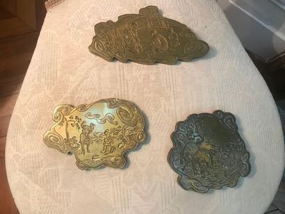 Ensemble de trois plaques en bronze Grvées...
