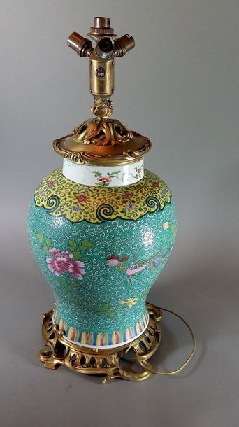 CHINE Vase de forme balustre en porcelaine...