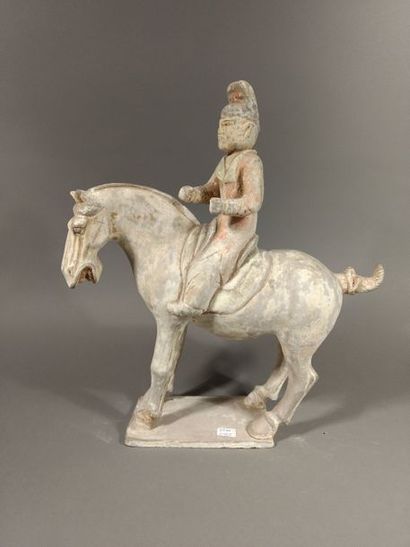 CHINE - Cavalier en terre cuite polychrome...