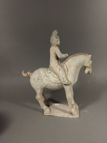 CHINE - Cavalier en terre cuite polychrome...