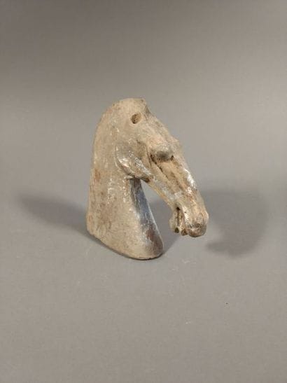 CHINE - Tête de cheval En terre cuite Traces...