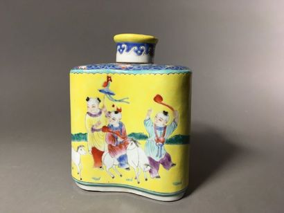 CHINE - Bouteille à décor de fleurs et personnages...