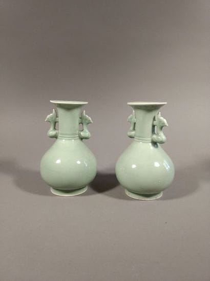 CHINE - Paire de vases En porcelaine, à glaçure...