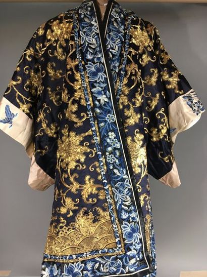 CHINE - Tunique brodée de motif floraux