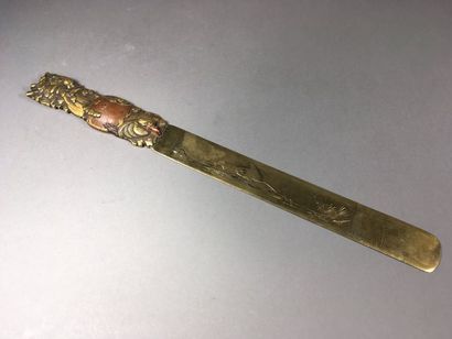 JAPON - Coupe papier La lame en laiton gravée,...